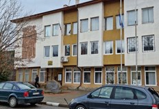 От скоро населеното място се посещава от лекар един път