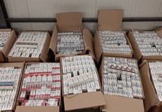 Те са били укрити в един товарен и два леки