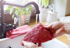 Бактериите по тях заедно с водните пръски се разпространяват из