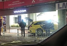 Автомобилът се е врязал в магазин на мобилен операторТежък инцидент