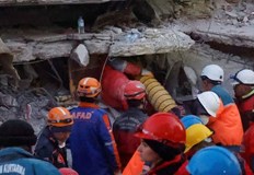 208 часа след унищожителния трус мъж и момиче бяха извадени