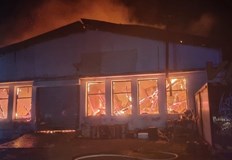 Пожарът е пламнал в складова база за модифициране на автомобилиПожар
