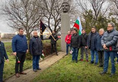 Членове и симпатизанти на партията положиха цветя пред паметника на
