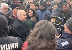 Причината е негова публикацияПротест и контрапротест пред Българското национално радио