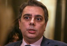 За разлика от властолюбците които правят всичко възможно да управляват