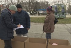 Въпреки студеното време много русенци се отзоваха и донесоха нови