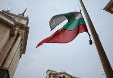 Българският национален флаг върху сградата на областната и общинската администрация