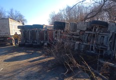 Преобърнал се е румънски камион Мерцедес Актрос натоварен с каолинПътят