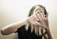 Седмокласникът изблъскал учителката два пъти и я обиждал а майка