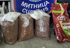 В чували с кучешка храна митничарите открили близо 4 кг