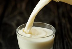 В същото време цената на суровото краве мляко падаЛитър мляко