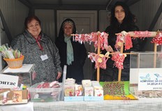 В Къщичка 33 средствата от продажбата на червено белите украшения ще