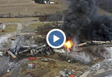 Кадри показват овъглената влакова композиция50 вагона на товарен влак дерайлираха