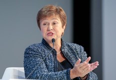 Първият приоритет трябва да бъде борбата с инфлацията която пряко