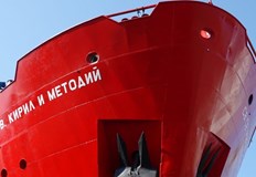 Плавателният съд се движи през пролива ДрейкВоенният научноизследователски кораб Св