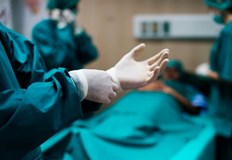 Един от медиците е задържан по обвинения в злоупотреба и