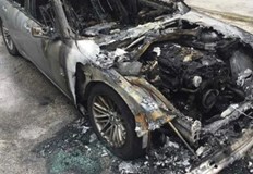 През 2020 г пламъците обхващат три превозни средства паркирани в