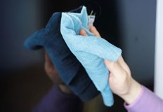 Въоръжени с микрофибърна кърпа и малко вода можете да почистите