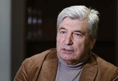 Чрез доминантната си роля усилена с пасивна политика на правителствата