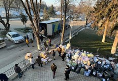 Събрани са нови одеяла дрехи бебешки храни и памперси вода