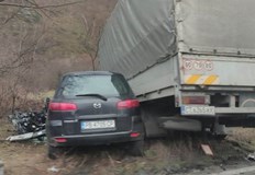 Ударили са се ТИР и лек автомобилКатастрофа между ТИР и