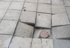 Разместени и хлътнали тротоарни плочки на улица Войводова в РусеЗа