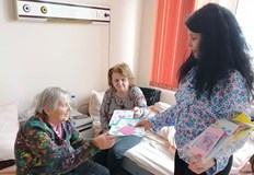 Картички изработени от деца стоплиха сърцата и вдъхнаха надежда на