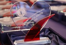 Сред посланиците на доброто са две 10 годишни момичета от