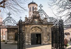 Храмът Св Троица е най старият в градаТой е издигнат върху