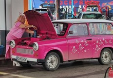 Ретро автомобилът с необичаен цвят е заснет на бензиностанция в