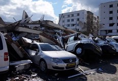 Паркинги се превърнаха в гробища за автомобили след трусоветеПо време