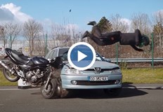 Мотоциклетните панталони намалят вероятността от нараняване в случай на паданеКомпаниите