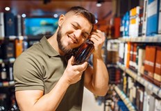 Стойността на двете бутилки е 146 леваПолицаи от Второ РУ