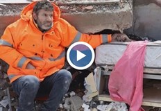 Баща държи безжизнената ръка на дъщеря си затисната под бетонните