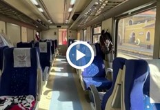 Османие пътнически влак е паркиран на коловоза за да служи