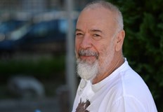 Биографията на сценариста разказвач писател и актьор Илия Деведжиев може