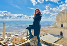 Всички си помагат с голи ръце разчистват руините за да