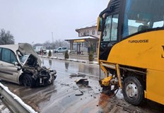 Сблъскали са се лек автомобил и ученически автобусЖена на 41