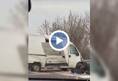Екипи на полицията правят оглед на място след тежка катастрофа
