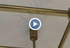 Членовете на комисията подложиха кошчета под купчуцитеЗалата на Районната избирателна