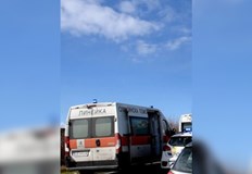 Пострадалите са били затиснати в смачканите колиДве жени и дете