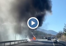 Мъж и жена успяват да излязат от колата секунди след