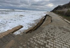 Причината е напорът на вълнитеЧаст от крайбрежната алея в Обзор