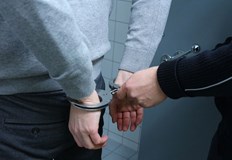 В дома на 37 годишния мъж са открити различни наркотични вещества37 годишен