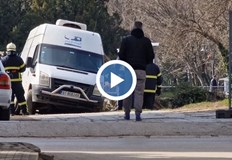 Наложи се намесата на пожарникари и джип на гражданска защитаБус