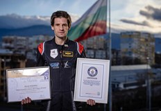 Нашият пилотНиколай Калайджиев с втори световен рекорд Само за 59 минути