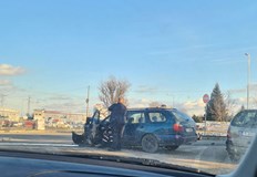 Кола се удари в задната част на товарен автомобил в