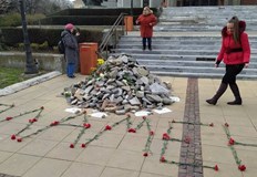 Негови приятели го почетоха като оставиха цветя на т нар грамада10