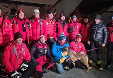 Екип за търсене и спасяване от 12 души с 5