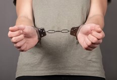 Българите са държани 6 часа с белезници добави юристътЗадържаните на